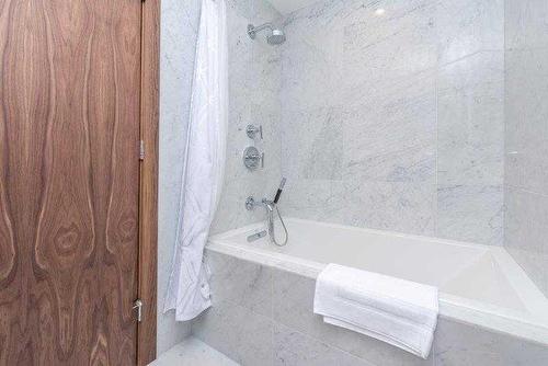 807-738 1 Avenue Sw, Calgary, AB - Indoor Photo Showing Bathroom