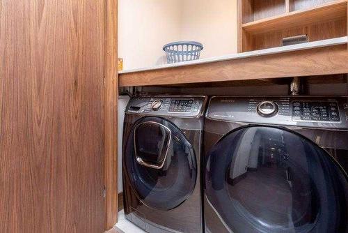 807-738 1 Avenue Sw, Calgary, AB - Indoor Photo Showing Laundry Room