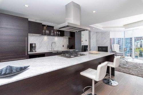 807-738 1 Avenue Sw, Calgary, AB - Indoor Photo Showing Kitchen With Upgraded Kitchen