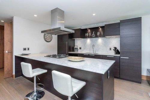 807-738 1 Avenue Sw, Calgary, AB - Indoor Photo Showing Kitchen With Upgraded Kitchen