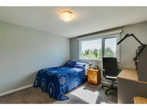 39 Canova Close Sw, Calgary, AB - Indoor Photo Showing Bedroom