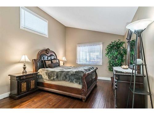 226 Somerset Drive, Calgary, AB - Indoor Photo Showing Bedroom