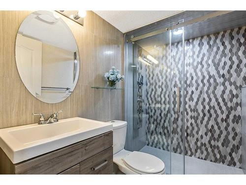 226 Somerset Drive, Calgary, AB - Indoor Photo Showing Bathroom
