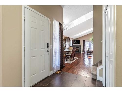 226 Somerset Drive, Calgary, AB - Indoor Photo Showing Kitchen With Stainless Steel Kitchen With Upgraded Kitchen