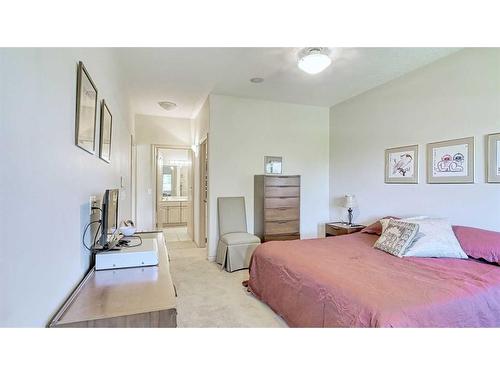 141 Shannon Estates Terrace Sw, Calgary, AB - Indoor Photo Showing Bedroom