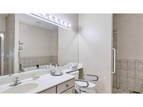 141 Shannon Estates Terrace Sw, Calgary, AB - Indoor Photo Showing Bathroom