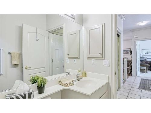 141 Shannon Estates Terrace Sw, Calgary, AB - Indoor Photo Showing Bathroom