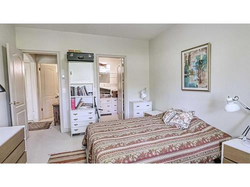 141 Shannon Estates Terrace Sw, Calgary, AB - Indoor Photo Showing Bedroom