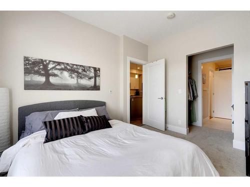 407-1702 17 Avenue Sw, Calgary, AB - Indoor Photo Showing Bedroom