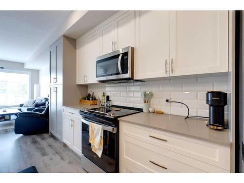 407-1702 17 Avenue Sw, Calgary, AB - Indoor Photo Showing Kitchen