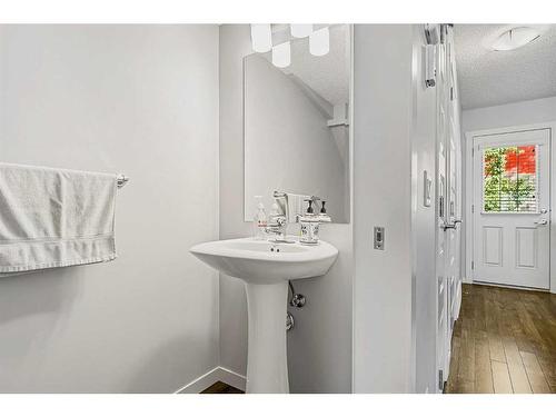 520 Mckenzie Towne Close Se, Calgary, AB - Indoor Photo Showing Bathroom