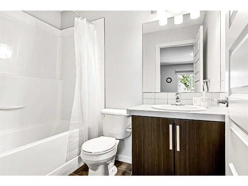 520 Mckenzie Towne Close Se, Calgary, AB - Indoor Photo Showing Bathroom