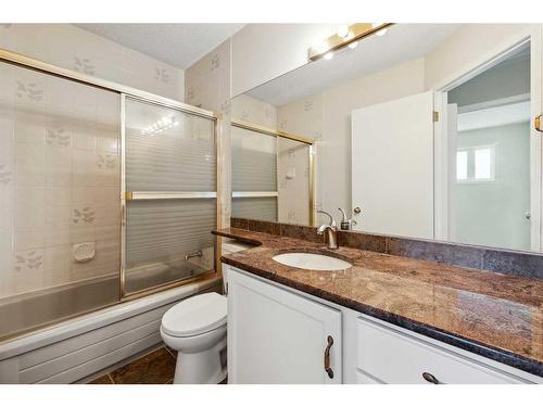215 Hawkwood Drive Nw, Calgary, AB - Indoor Photo Showing Bathroom