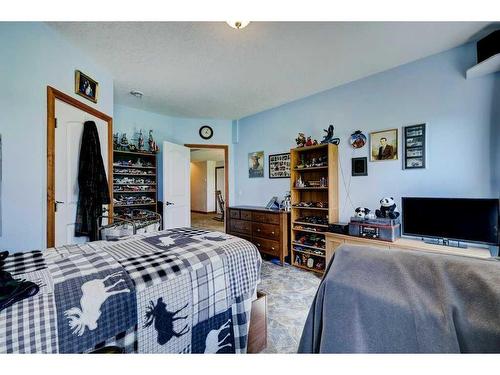 29339 Rr 50, Rural Mountain View County, AB - Indoor Photo Showing Bedroom