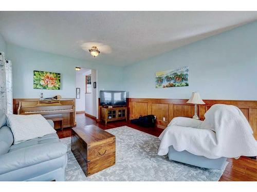 29339 Rr 50, Rural Mountain View County, AB - Indoor Photo Showing Living Room