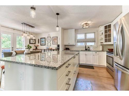 608 Cantrell Drive Sw, Calgary, AB - Indoor Photo Showing Kitchen With Upgraded Kitchen