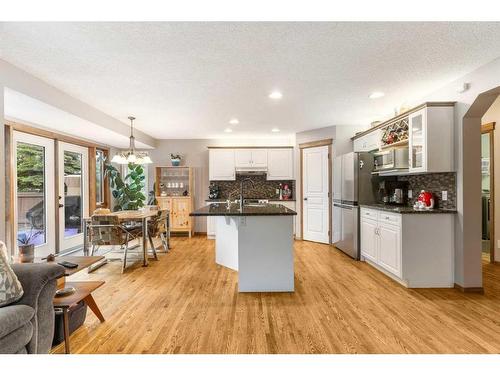 189 Cranfield Green Se, Calgary, AB - Indoor Photo Showing Kitchen