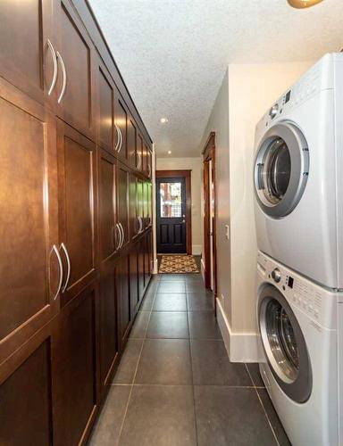 1115 10 Street Se, Calgary, AB - Indoor Photo Showing Laundry Room