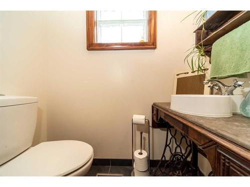 1115 10 Street Se, Calgary, AB - Indoor Photo Showing Bathroom