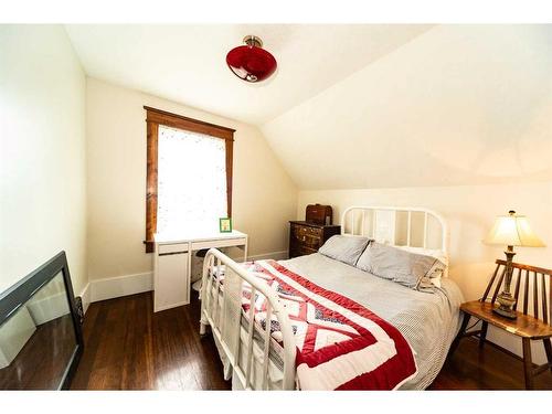 1115 10 Street Se, Calgary, AB - Indoor Photo Showing Bedroom