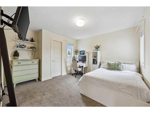 59 Elgin Estates Hill Se, Calgary, AB - Indoor Photo Showing Bedroom