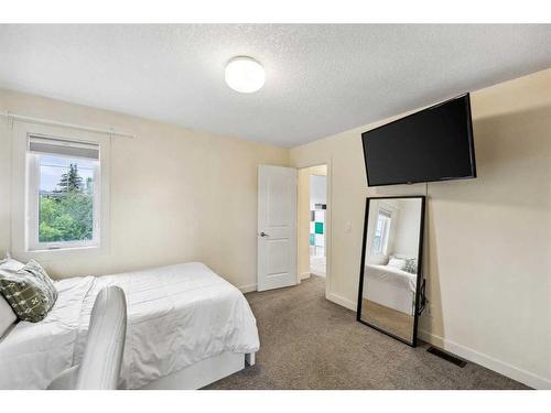 59 Elgin Estates Hill Se, Calgary, AB - Indoor Photo Showing Bedroom