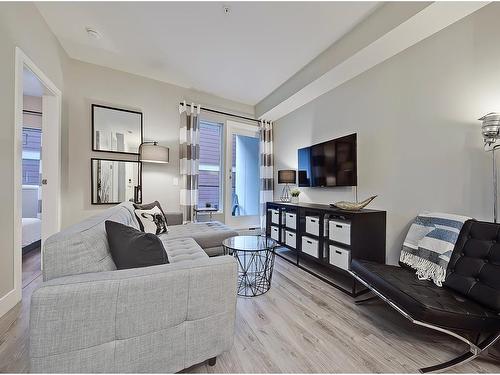 208-1521 26 Avenue Sw, Calgary, AB - Indoor Photo Showing Living Room