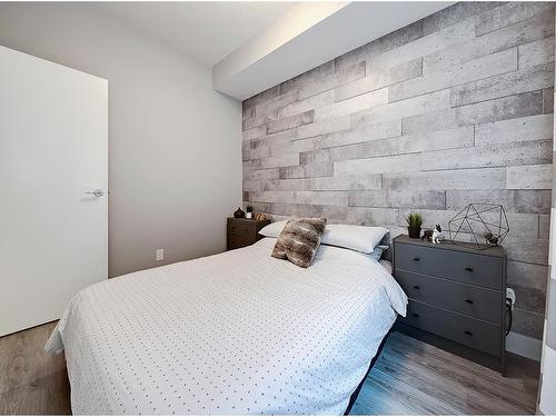 208-1521 26 Avenue Sw, Calgary, AB - Indoor Photo Showing Bedroom