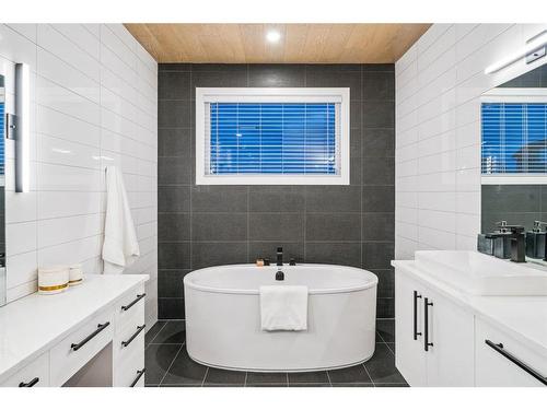 29 Timberline Court Sw, Calgary, AB - Indoor Photo Showing Bathroom