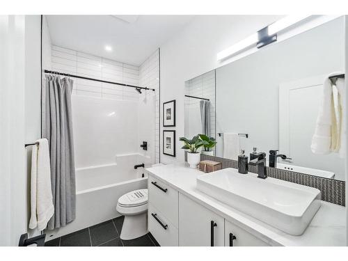 29 Timberline Court Sw, Calgary, AB - Indoor Photo Showing Bathroom