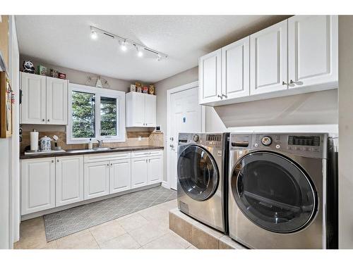 309 Wild Rose Close, Rural Rocky View County, AB - Indoor Photo Showing Laundry Room