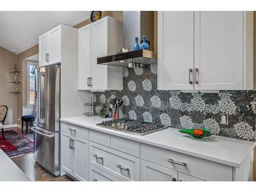 23 Cortina Villas Sw, Calgary, AB - Indoor Photo Showing Kitchen With Upgraded Kitchen