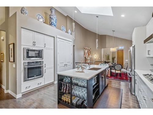 23 Cortina Villas Sw, Calgary, AB - Indoor Photo Showing Kitchen With Upgraded Kitchen