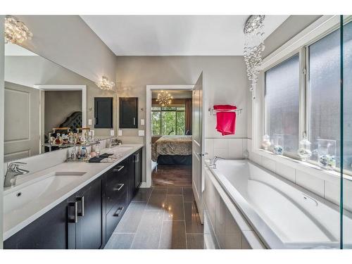 23 Cortina Villas Sw, Calgary, AB - Indoor Photo Showing Bathroom