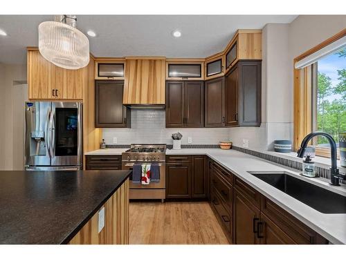 27 Woodlands Estates Crescent, Rural Rocky View County, AB - Indoor Photo Showing Kitchen With Upgraded Kitchen