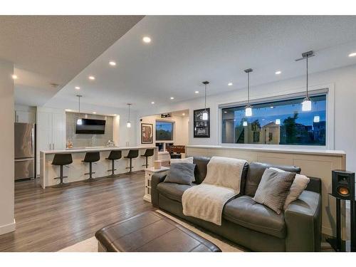 233 Kingsmere Cove Se, Airdrie, AB - Indoor Photo Showing Living Room