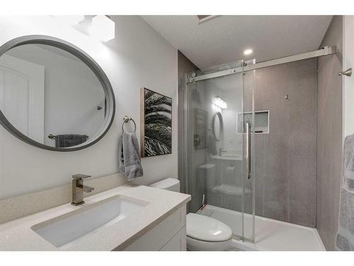 233 Kingsmere Cove Se, Airdrie, AB - Indoor Photo Showing Bathroom