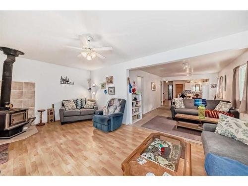 97 Premier Avenue, Gull Lake, AB - Indoor Photo Showing Living Room