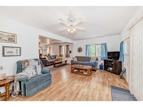 97 Premier Avenue, Gull Lake, AB - Indoor Photo Showing Living Room