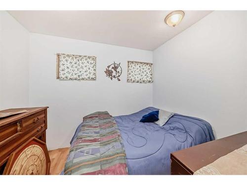 97 Premier Avenue, Gull Lake, AB - Indoor Photo Showing Bedroom