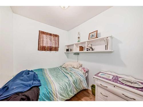 97 Premier Avenue, Gull Lake, AB - Indoor Photo Showing Bedroom