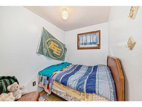 97 Premier Avenue, Gull Lake, AB - Indoor Photo Showing Bedroom