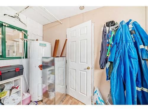 97 Premier Avenue, Gull Lake, AB - Indoor Photo Showing Other Room