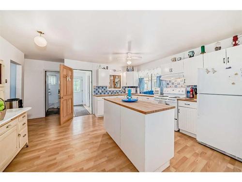 97 Premier Avenue, Gull Lake, AB - Indoor Photo Showing Kitchen