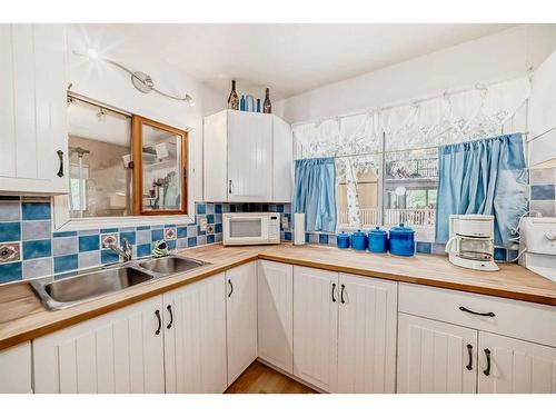 97 Premier Avenue, Gull Lake, AB - Indoor Photo Showing Kitchen With Double Sink