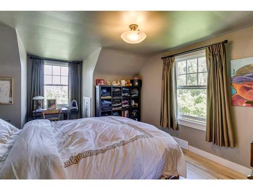 3515 2 Avenue Sw, Calgary, AB - Indoor Photo Showing Bedroom