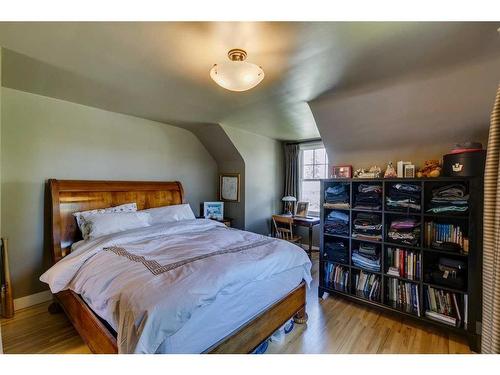 3515 2 Avenue Sw, Calgary, AB - Indoor Photo Showing Bedroom