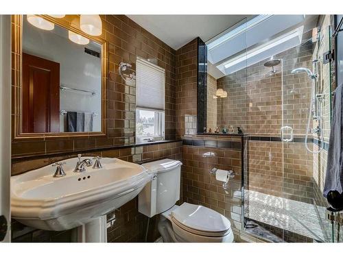 3515 2 Avenue Sw, Calgary, AB - Indoor Photo Showing Bathroom