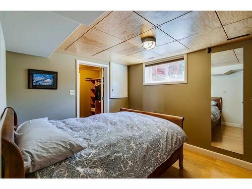 3515 2 Avenue Sw, Calgary, AB - Indoor Photo Showing Bedroom