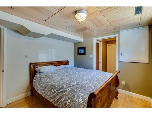 3515 2 Avenue Sw, Calgary, AB - Indoor Photo Showing Bedroom